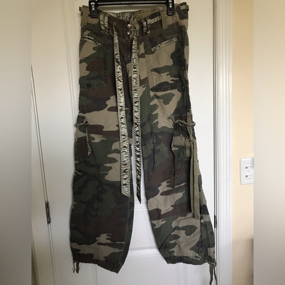 Abercrombie size 2 Camouflage Cargo Pants lots of beautiful details Pockets - Picture 12 of 16